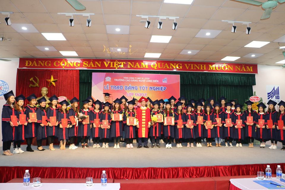 Trường Cao đẳng nghề Long Biên tổ chức trao bằng tốt nghiệp cho sinh viên lớp C43CLC