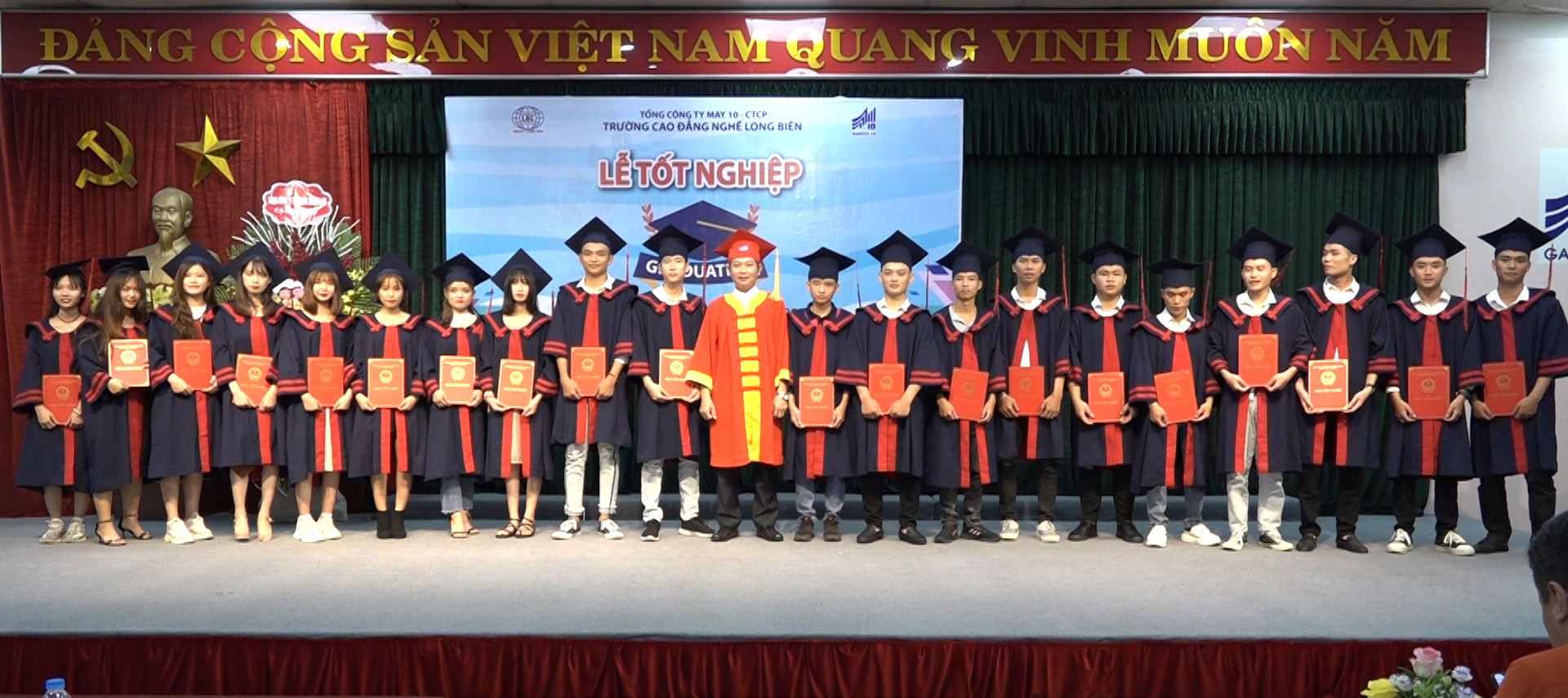 Cao đẳng nghề Long Biên trao bằng tốt nghiệp cho sinh viên khóa 43 và 44